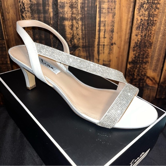 NEW Nina Silver Strappy Heels 10 In Box - Picture 2 of 4